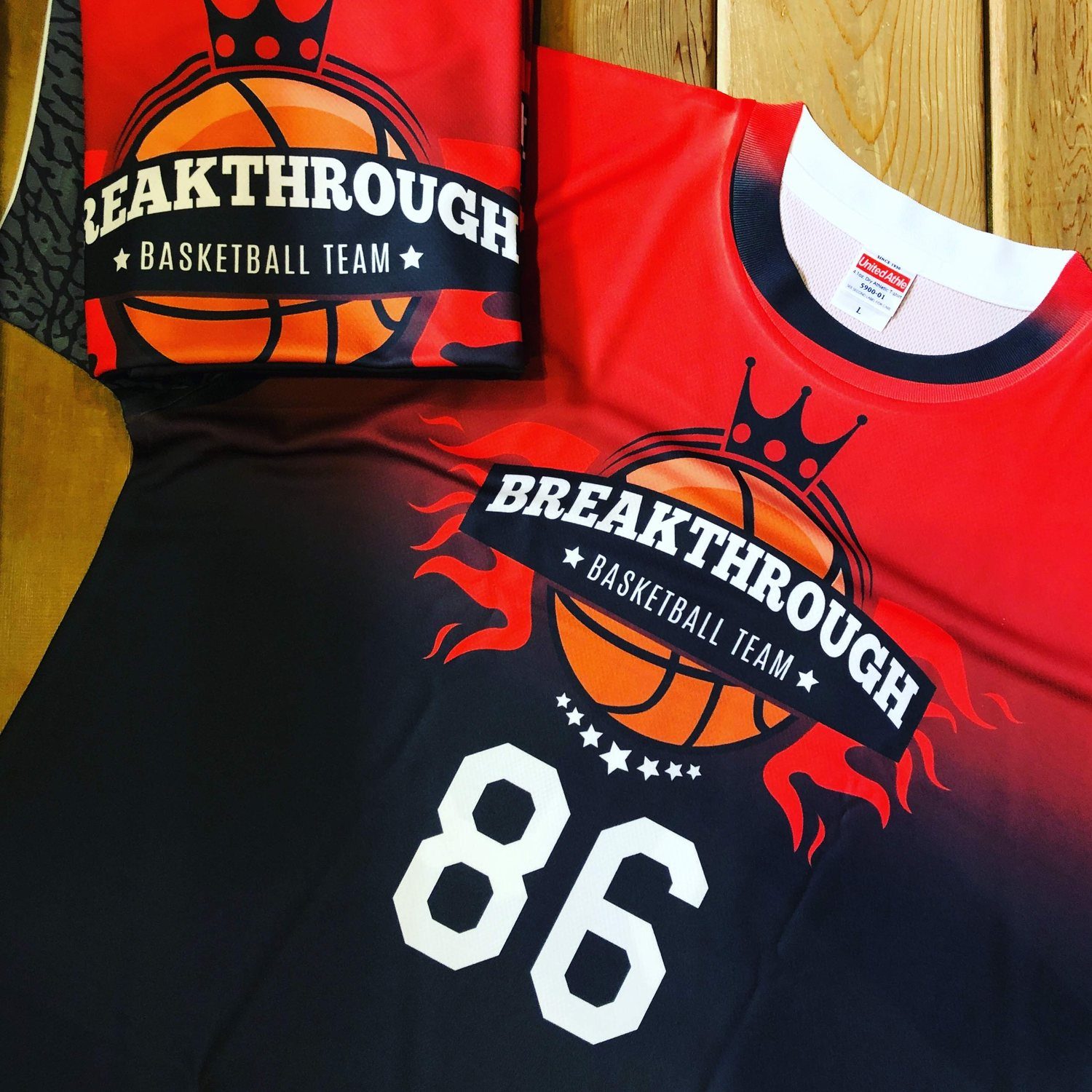BREAKTHROUGHバスケチームの赤黒オリジナルユニフォーム