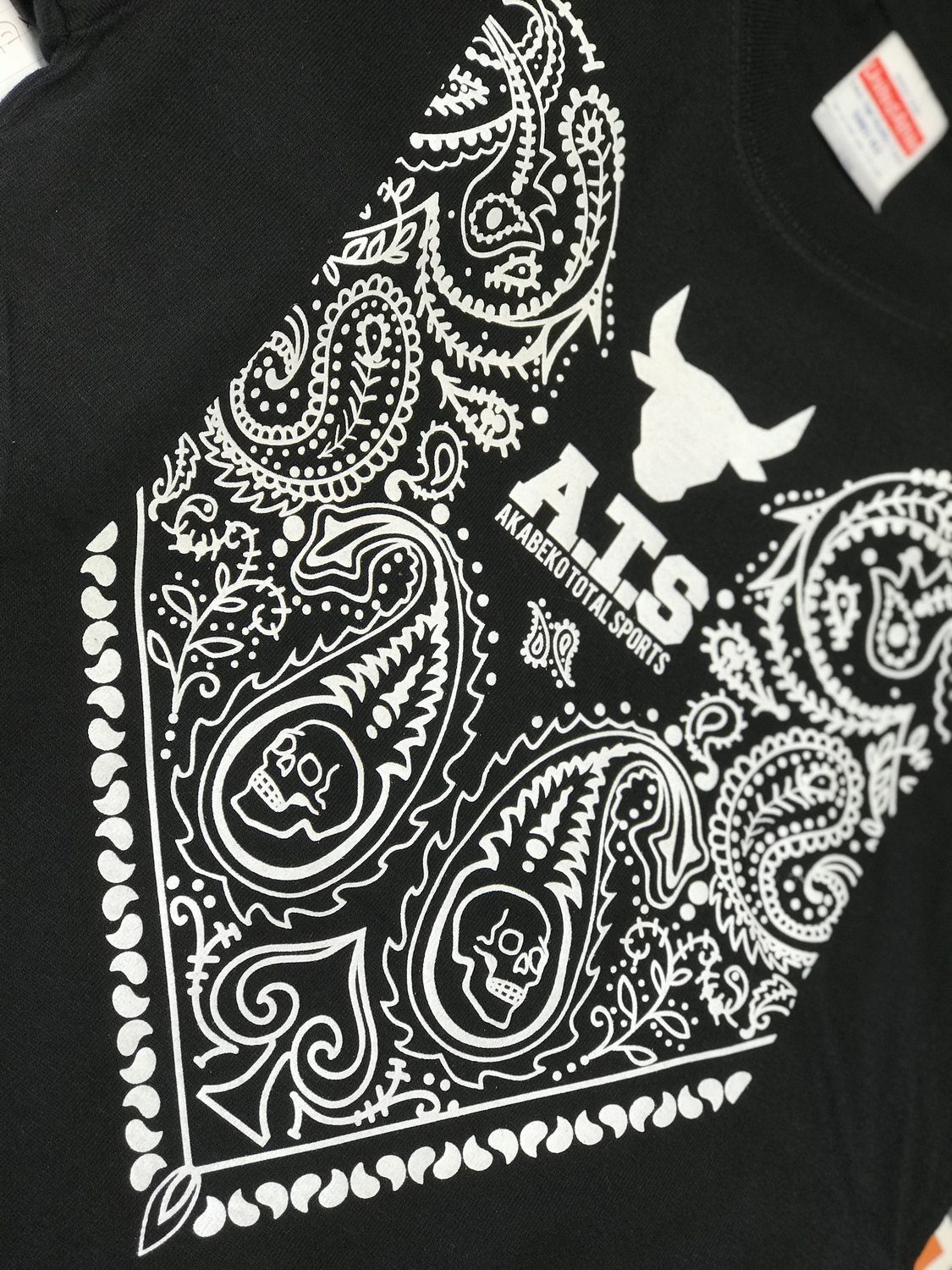 A.T.Sペイズリー柄をあしらった黒のオリジナルTシャツ