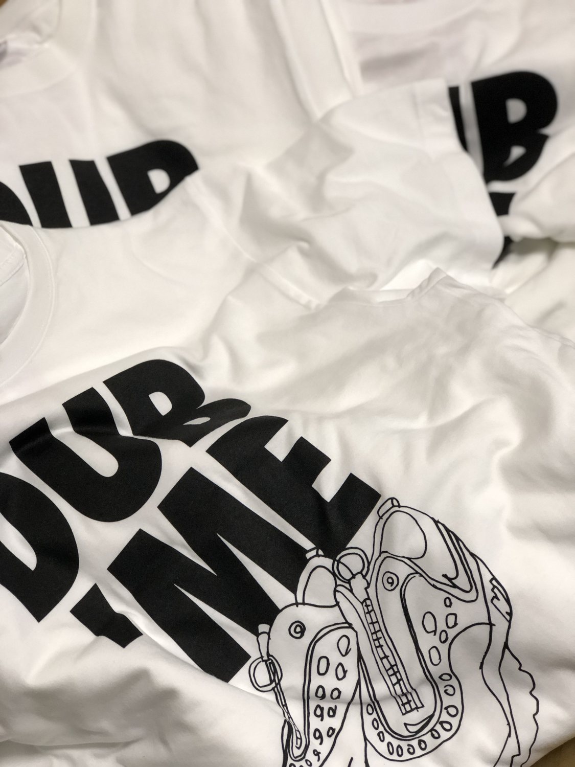 DOUBLE TIMEの文字と靴のイラストを配した白いオリジナルTシャツ